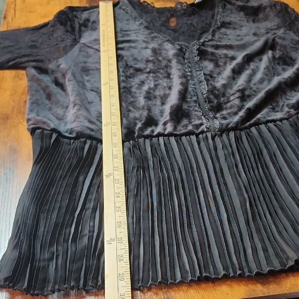 THE PYRAMID COLLECTION | Black Velvet Lace Goth Pleated Bell Sleeve Top | 3X - Picture 8 of 12